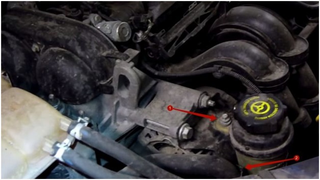 Расположение болта фиксации бачка