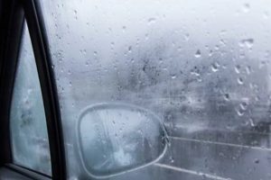 Потеют стёкла в машине
