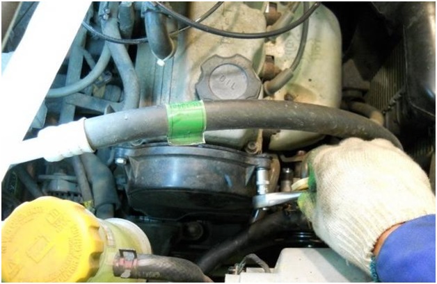 Расположение креплений защитного кожуха привода газораспределительного механизма