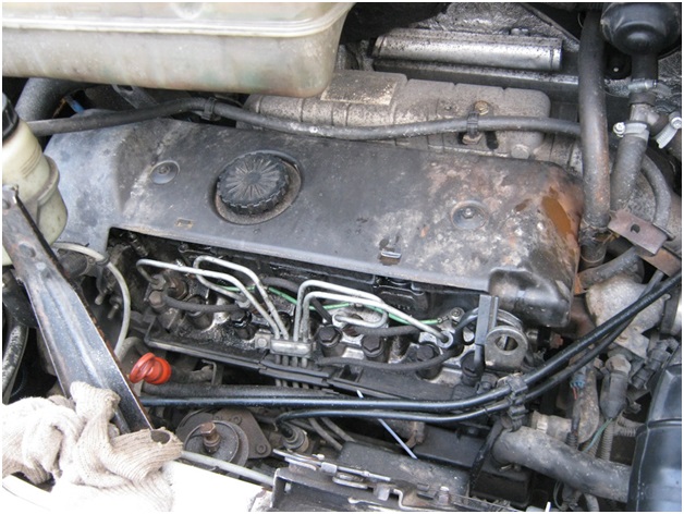 Процесс демонтажа защитных крышек силового агрегата