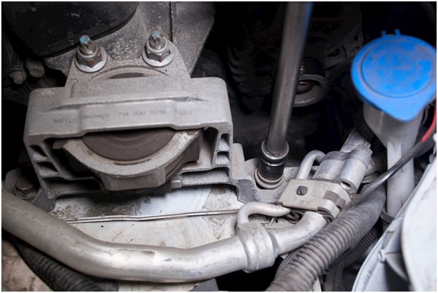 Демонтаж опоры двигателя